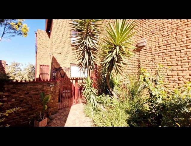 3 BEDROOM TOWNHOUSE FOR SALE IN BASSONIA